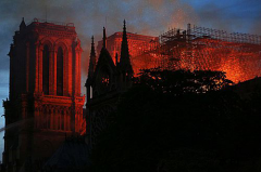  大火从巴黎圣母院烧到中国互联网，什么才是大